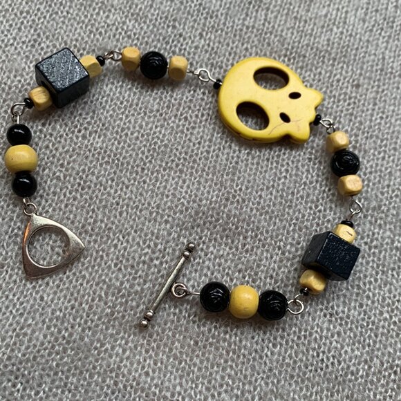 CREATION - 🖤 Handmade Yellow & black Skull Bracelet & Earrings Set - Picture 4 of 9